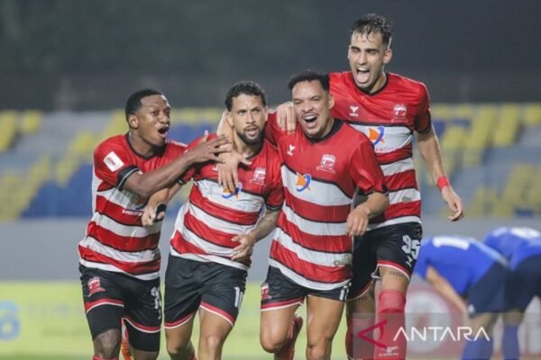 Berikut beberapa alternatif judul yang bisa mencerminkan tema "Madura United dalam motivasi tinggi jelang hadapi PSIS Semarang":

1. "Semangat Membara: Madura United Siap Hadapi PSIS Semarang"
2. "Madura United: Motivasi Tinggi Menyambut Duel Melawan PSIS Semarang"
3. "Bersiap Tempur: Madura United Tunjukkan Motivasi Menjelang Pertandingan Lawan PSIS"
4. "Energi Positif: Madura United Memacu Motivasi Jelang Pertarungan dengan PSIS Semarang"
5. "Madura United Raih Motivasi Penuh untuk Menaklukkan PSIS Semarang"

Silakan pilih salah satu atau kombinasi dari beberapa ide di atas!