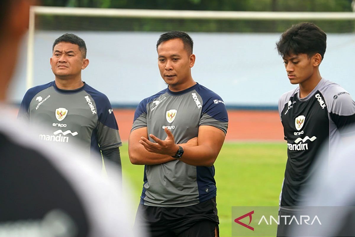 Berikut adalah beberapa alternatif judul untuk "Sofie Imam jadi Asisten Pelatih Fisik Timnas Indonesia":

1. "Sofie Imam Dilantik sebagai Asisten Pelatih Fisik Timnas Indonesia"
2. "Peran Baru Sofie Imam: Asisten Pelatih Fisik Timnas Indonesia"
3. "Sofie Imam Bergabung sebagai Asisten Pelatih Fisik Timnas Indonesia"
4. "Sofie Imam Menyemarakkan Timnas Indonesia sebagai Asisten Pelatih Fisik"
5. "Sofie Imam: Wajah Baru di Skuad Fisik Timnas Indonesia"
6. "Asisten Pelatih Fisik Timnas Indonesia Kini Dipegang Sofie Imam"
7. "Sofie Imam Resmi Menjadi Asisten Pelatih Fisik Timnas Indonesia"
8. "Menyongsong Tantangan Baru: Sofie Imam Sebagai Asisten Pelatih Fisik Timnas"
9. "Sofie Imam Ambil Alih Posisi Asisten Pelatih Fisik Timnas Indonesia"
10. "Semangat Baru Timnas Indonesia dengan Sofie Imam sebagai Asisten Pelatih Fisik"

Semoga alternatif judul ini bermanfaat!