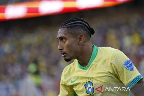 Berikut adalah beberapa alternatif judul untuk "Raphinha sesumbar akan cetak gol saat melawan Timnas Argentina":

1. "Raphinha Optimis Mencetak Gol Melawan Timnas Argentina"
2. "Raphinha Percaya Diri Siap Patahkan Pertahanan Argentina"
3. "Raphinha Yakin Akan Menjadi Pahlawan di Laga Melawan Argentina"
4. "Raphinha: 'Saya Akan Cetak Gol Melawan Argentina!'"
5. "Keyakinan Raphinha: Gol untuk Menghadapi Timnas Argentina"
6. "Raphinha Menggugah Semangat: Siap Ciptakan Gol Melawan Argentina"
7. "Raphinha Berambisi Cetak Gol Dalam Pertandingan Melawan Argentina"
8. "Gairah Raphinha: 'Saya Akan Buat Gol Saat Hadapi Argentina!'"

Silakan pilih atau modifikasi sesuai kebutuhan!