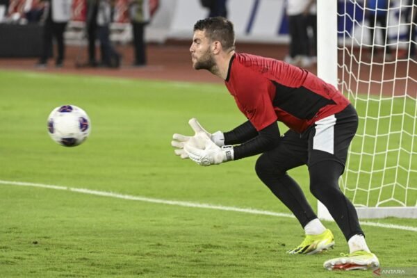 Berikut adalah beberapa alternatif judul untuk "Hati-hati dengan Senjata Bola Mati Timnas Bahrain":

1. "Waspadai Ancaman Set Piece Timnas Bahrain"
2. "Kewaspadaan Terhadap Kekuatan Bola Mati Bahrain"
3. "Strategi Melawan Keahlian Bola Mati Bahrain"
4. "Menghadapi Senjata Mematikan Timnas Bahrain: Bola Mati"
5. "Timnas Bahrain: Ancaman Serangan Bola Mati yang Perlu Diwaspadai"
6. "Pentingnya Waspada terhadap Set Piece Timnas Bahrain"
7. "Senjata Rahasia Timnas Bahrain: Bola Mati yang Berbahaya"
8. "Hati-hati! Kekuatan Bola Mati dari Timnas Bahrain"

Silakan pilih atau sesuaikan dengan kebutuhan Anda!