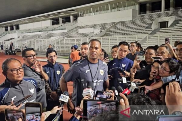Here are some alternative titles for "Pratinjau Indonesia vs Bahrain: Saatnya kembali tampil pragmatis":

1. "Preview Indonesia vs Bahrain: Waktunya Kembali ke Strategi Pragmatik"
2. "Indonesia vs Bahrain: Menghadapi Tantangan dengan Pendekatan Pragmatis"
3. "Menyongsong Pertandingan Indonesia vs Bahrain: Kembali ke Taktik Praktis"
4. "Analisis Indonesia vs Bahrain: Saatnya Menerapkan Pendekatan Pragmatik"
5. "Mengintip Laga Indonesia vs Bahrain: Taktik Pragmatik Diperlukan"
6. "Persiapan Indonesia vs Bahrain: Perluasan Strategi Pragmatik"
7. "Indonesia vs Bahrain: Kembalinya Gaya Bermain yang Pragmatis"

Feel free to choose any of these options or mix and match elements to create the perfect title!