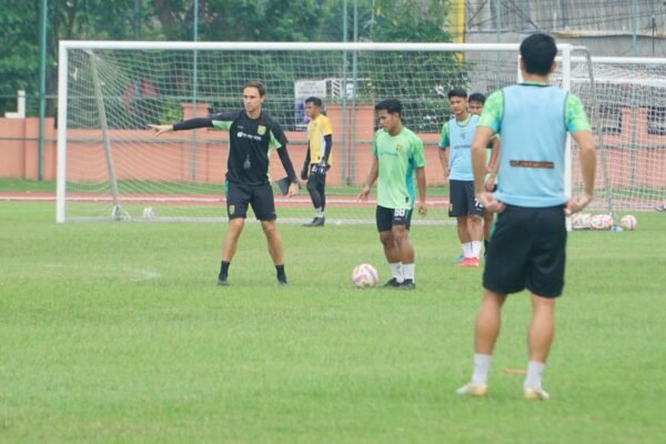 Munster Siapkan Pengganti Slavko untuk Derbi Melawan Arema FC" 

dapat diubah menjadi:

"Munster Cari Pengganti Slavko Menjelang Derbi Melawan Arema FC