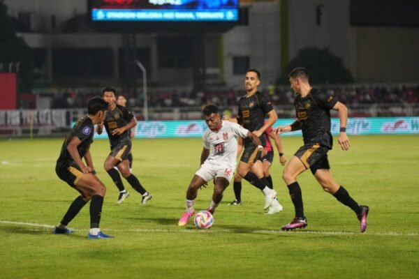 Berikut adalah beberapa alternatif judul untuk laporan mengenai PSIS yang mengaitkan keterlambatan gaji dengan hasil pertandingan melawan Malut United:

1. "PSIS Menepis Isu Keterlambatan Gaji Pasca Pertandingan Melawan Malut United"
2. "Keterlambatan Gaji PSIS: Tidak Berpengaruh pada Hasil Pertandingan Melawan Malut United"
3. "PSIS Tegaskan Keterlambatan Gaji Tak Ada Hubungannya dengan Hasil Lawan Malut United"
4. "Hasil Pertandingan PSIS vs Malut United: Manajemen Menjelaskan Keterlambatan Gaji"
5. "PSIS: Keterlambatan Gaji Bukan Penyebab Hasil Pertandingan Melawan Malut United"
6. "Tidak Ada Kaitan Antara Keterlambatan Gaji dan Hasil PSIS Melawan Malut United"

Semoga salah satu dari judul tersebut sesuai dengan yang Anda butuhkan!