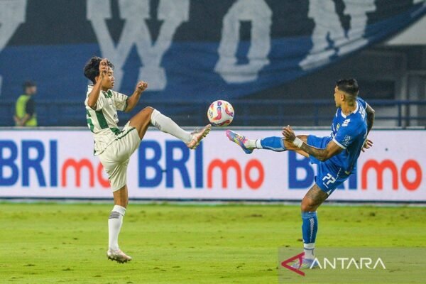 Persib Tetap Memuncaki Klasemen Usai Tundukkan PSS Sleman 3-0 Persib Bandung butuh empat poin lagi untuk segel gelar juara
