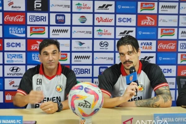 Berikut adalah beberapa alternatif judul untuk "Pelatih Carlos Almeida tidak membebani para pemain Semen Padang":

1. "Pelatih Carlos Almeida: Tidak Ada Beban untuk Pemain Semen Padang"
2. "Carlos Almeida: Fokus pada Performa Tanpa Tekanan untuk Semen Padang"
3. "Pelatih Semen Padang, Carlos Almeida, Turunkan Beban Pemain"
4. "Carlos Almeida Bantah Bebani Pemain Semen Padang"
5. "Keputusan Pelatih Carlos Almeida: Beban Ringan untuk Pemain Semen Padang"
6. "Pendekatan Santai Carlos Almeida untuk Pemain Semen Padang"
7. "Carlos Almeida Ciptakan Suasana Tanpa Beban bagi Pemain Semen Padang"
8. "Strategi Carlos Almeida: Menjaga Motivasi Tanpa Tekanan untuk Semen Padang" 

Semoga salah satu judul ini cocok!