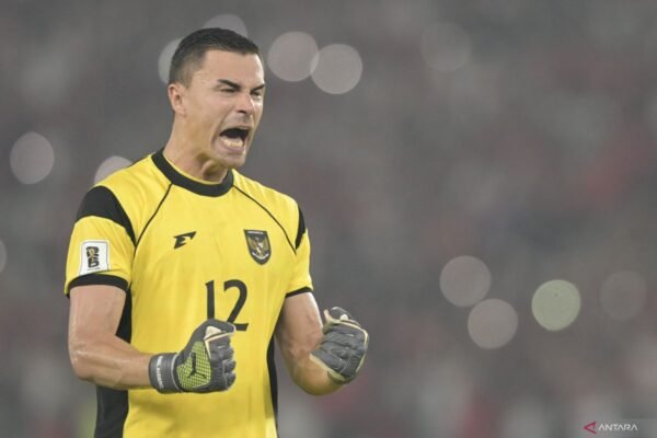 Tentu! Berikut adalah beberapa alternatif judul yang dapat menggambarkan perasaan Emil Audero terhadap atmosfer di Gelora Bung Karno:

1. "Emil Audero: Merasakan Energi Gelora Bung Karno"
2. "Atmosfer Magis Gelora Bung Karno Menyentuh Emil Audero"
3. "Emil Audero Terpesona oleh Suasana di Gelora Bung Karno"
4. "Kesan Mendalam Emil Audero Tentang Gelora Bung Karno"
5. "Gelora Bung Karno: Sumber Inspirasi Emil Audero"
6. "Emil Audero dan Kehangatan Atmosfer Gelora Bung Karno"
7. "Di Balik Lensa Emil Audero: Pesona Gelora Bung Karno"
8. "Momen Tak Terlupakan: Emil Audero dalam Atmosfer Gelora Bung Karno"

Silakan pilih judul yang paling cocok atau inspiratif!