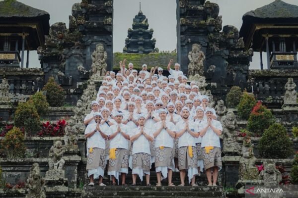 Berikut adalah beberapa alternatif judul untuk "Bali United Gelar Tradisi Spiritual Jelang Kompetisi 2025/2026":

1. "Bali United Laksanakan Ritual Spiritual Menyambut Kompetisi 2025/2026"
2. "Tradisi Spiritual Bali United: Persiapan Menyongsong Kompetisi 2025/2026"
3. "Bali United Rayakan Tradisi Spiritual sebagai Persiapan untuk Kompetisi 2025/2026"
4. "Menyambut Kompetisi 2025/2026: Bali United Gelar Ritual Spiritual"
5. "Bali United & Tradisi Spiritual: Langkah Awal Menuju Kompetisi 2025/2026"
6. "Ritual Spiritual Bali United Sebelum Menghadapi Kompetisi 2025/2026"
7. "Persiapan Khusus: Bali United Gelar Tradisi Spiritual untuk Kompetisi 2025/2026"

Silakan pilih atau modifikasi sesuai kebutuhan!