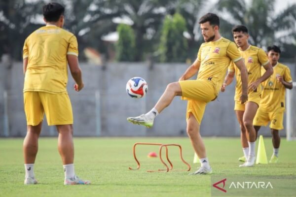 Here are some alternate titles for "Madura United bidik bek asing anyar asal Afrika":

1. "Madura United Targets New African Defender"
2. "Madura United Pursues New African Center-Back"
3. "Madura United Eyes Fresh African Defensive Talent"
4. "New African Defender on Madura United's Radar"
5. "Madura United Seeks New African Reinforcement in Defense"
6. "Madura United Aims to Sign African Defender"
7. "Quest for a New African Defender: Madura United's Latest Move"
8. "Madura United Sets Sights on African Defensive Star"
9. "Enhancing the Defense: Madura United Targets African Player"
10. "Madura United's Ambitious Move for a New African Defender" 

Feel free to modify any of these suggestions to better fit your needs!