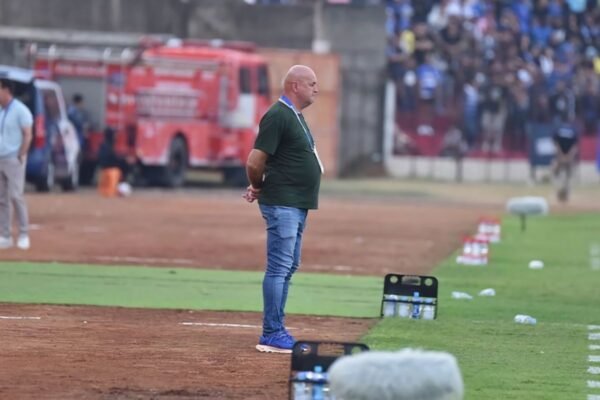 Bojan Hodak Fokus pada Lini Depan Persib Setelah Hasil Imbang Lawan PSIM